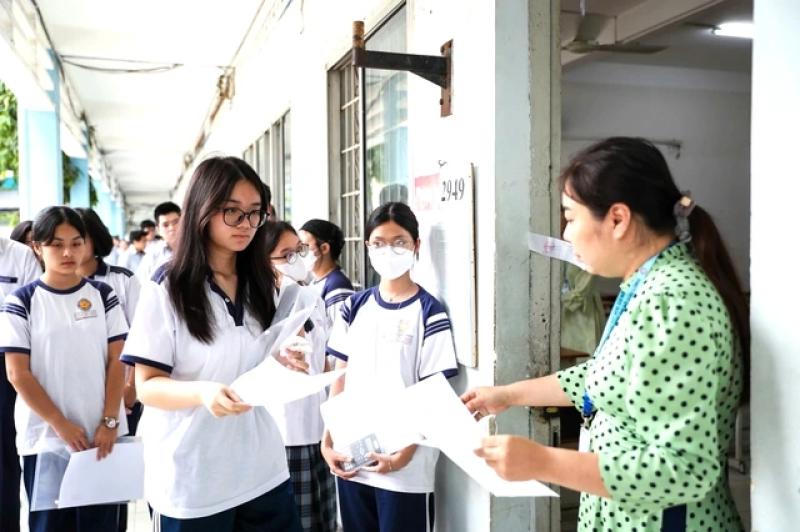 Giáo viên: 'Đề thi tiếng Anh tốt nghiệp năm nay là thước đo thực'- Ảnh 1.