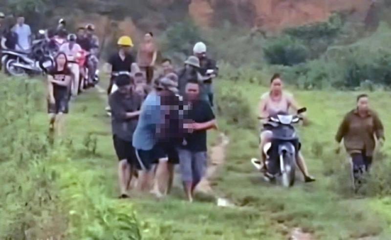 Nữ sinh lớp 7 bị sét đánh tử vong khi chăn bò ngoài đồng- Ảnh 1.