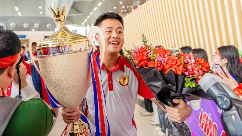 Nhà vô địch trở về, ngập tràn niềm vui và tiếng cười!- Ảnh 2. Nhà vô địch trở về, ngập tràn niềm vui và tiếng cười!- Ảnh 2.