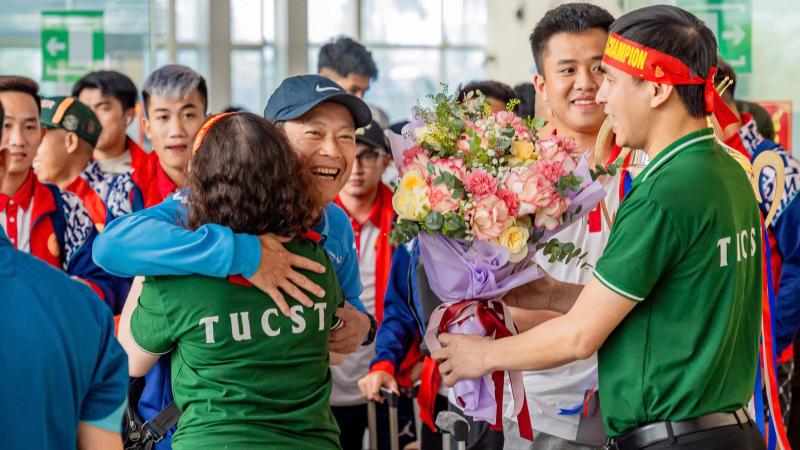 Nhà vô địch trở về, ngập tràn niềm vui và tiếng cười!- Ảnh 6. Nhà vô địch trở về, ngập tràn niềm vui và tiếng cười!- Ảnh 6.