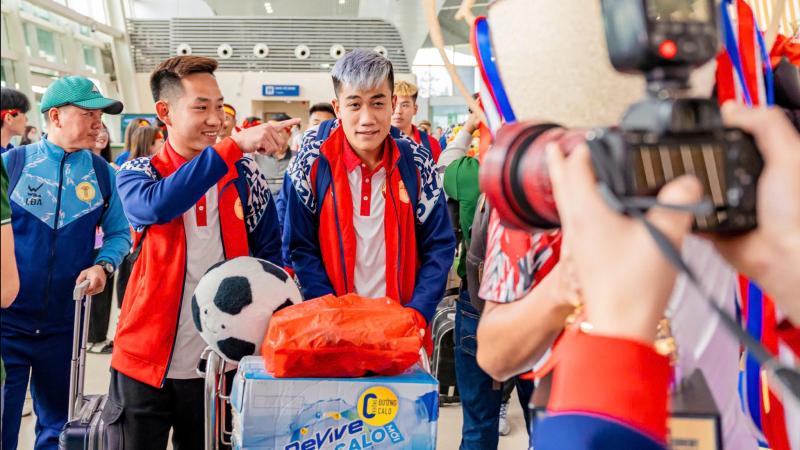 Nhà vô địch trở về, ngập tràn niềm vui và tiếng cười!- Ảnh 5. Nhà vô địch trở về, ngập tràn niềm vui và tiếng cười!- Ảnh 5.