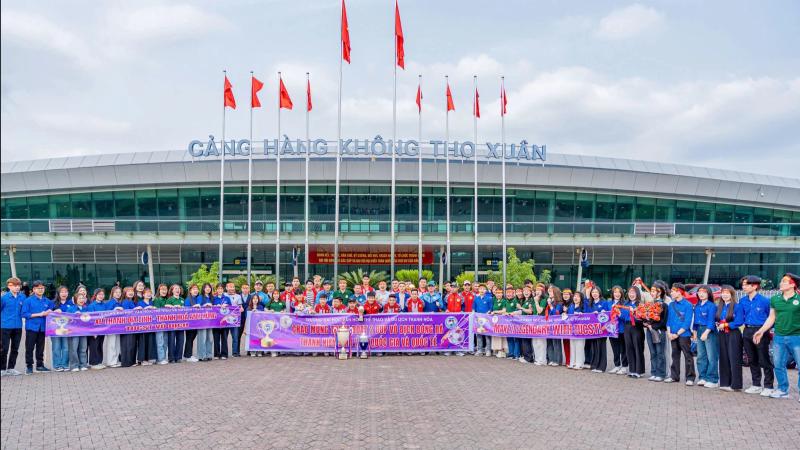 Nhà vô địch trở về, ngập tràn niềm vui và tiếng cười!- Ảnh 7. Nhà vô địch trở về, ngập tràn niềm vui và tiếng cười!- Ảnh 7.