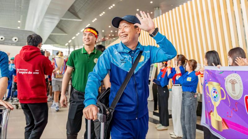 Nhà vô địch trở về, ngập tràn niềm vui và tiếng cười!- Ảnh 3. Nhà vô địch trở về, ngập tràn niềm vui và tiếng cười!- Ảnh 3.