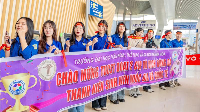 Nhà vô địch trở về, ngập tràn niềm vui và tiếng cười!- Ảnh 1. Nhà vô địch trở về, ngập tràn niềm vui và tiếng cười!- Ảnh 1.