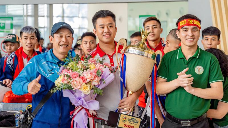 Nhà vô địch trở về, ngập tràn niềm vui và tiếng cười!- Ảnh 4. Nhà vô địch trở về, ngập tràn niềm vui và tiếng cười!- Ảnh 4.