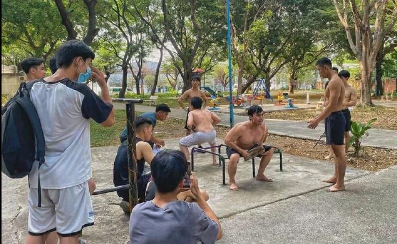 Công viên biến thành 'phòng gym' của những chàng trai 6 múi - Ảnh 1.