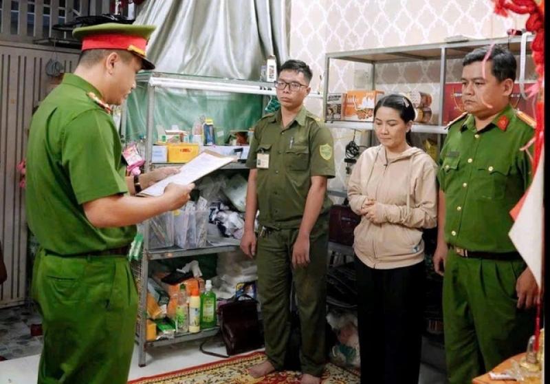 Bắt người phụ nữ livestream bán hơn 72 tỉ đồng về hành vi trốn thuế- Ảnh 1.