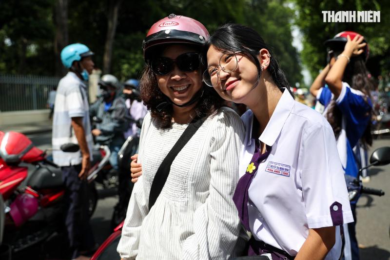 Hình ảnh cảm xúc thí sinh TP . HCM ngày đầu thi tốt nghiệp THPT 2025 - Ảnh 18. Hình ảnh cảm xúc thí sinh TP . HCM ngày đầu thi tốt nghiệp THPT 2025 - Ảnh 18.