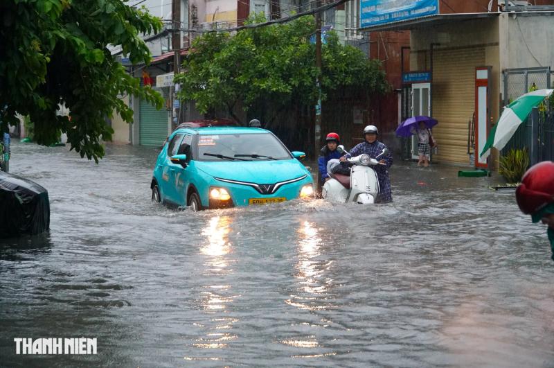 Cảnh ngập nước ở đường Linh Đông sau cơn mưa lớn gây khó khăn cho người dân - Ảnh 2. Cảnh ngập nước ở đường Linh Đông sau cơn mưa lớn gây khó khăn cho người dân - Ảnh 2.