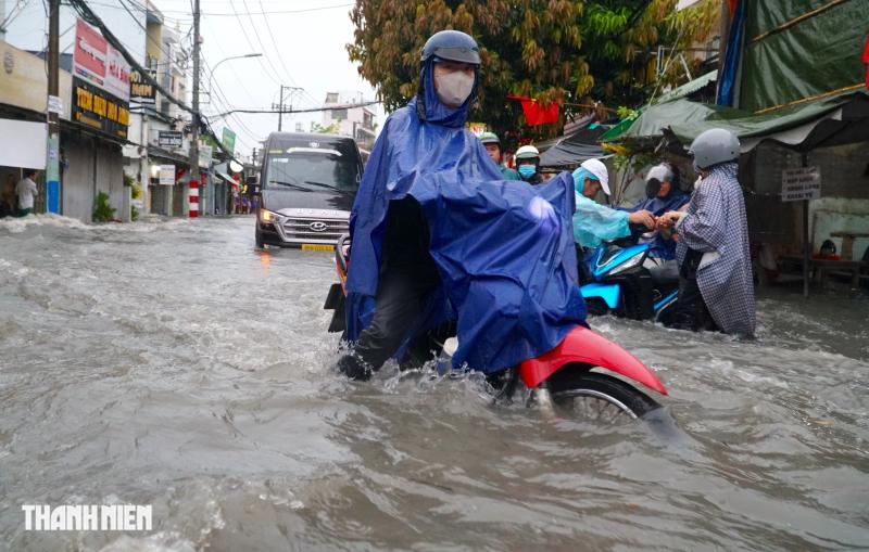 Cảnh ngập nước ở đường Linh Đông sau cơn mưa lớn gây khó khăn cho người dân - Ảnh 5. Cảnh ngập nước ở đường Linh Đông sau cơn mưa lớn gây khó khăn cho người dân - Ảnh 5.