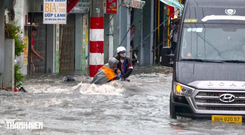 Cảnh ngập nước ở đường Linh Đông sau cơn mưa lớn gây khó khăn cho người dân - Ảnh 10. Cảnh ngập nước ở đường Linh Đông sau cơn mưa lớn gây khó khăn cho người dân - Ảnh 10.