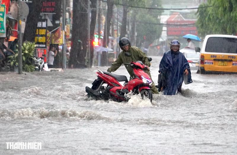 Cảnh ngập nước ở đường Linh Đông sau cơn mưa lớn gây khó khăn cho người dân - Ảnh 1. Cảnh ngập nước ở đường Linh Đông sau cơn mưa lớn gây khó khăn cho người dân - Ảnh 1.