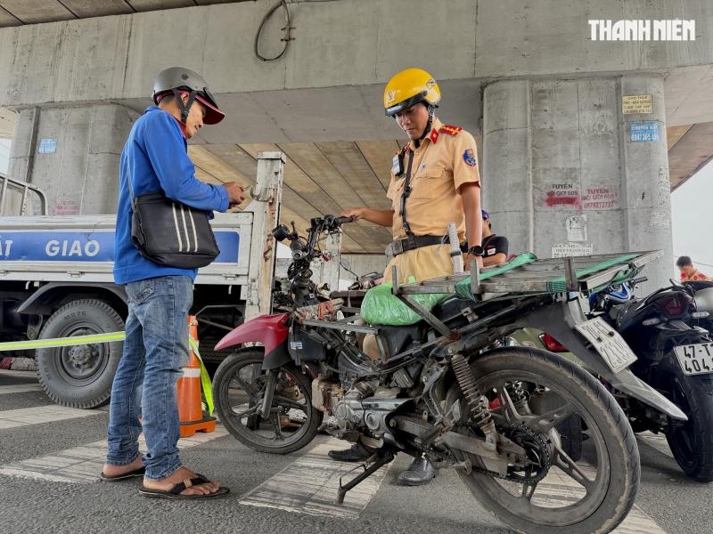 Người chở hàng cồng kềnh bị CSGT phạt: 'Biết lỗi vi phạm, nhưng...'  - Ảnh 8.