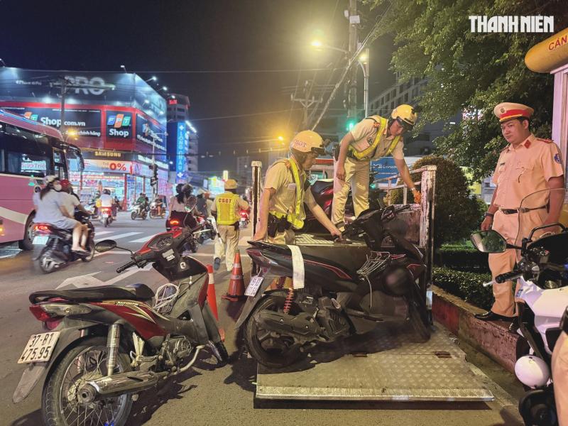 CSGT TP.HCM phạt nồng độ cồn: 'Đô 20 lon, nay uống 2 lon nghĩ chạy xe được' - Ảnh 10.