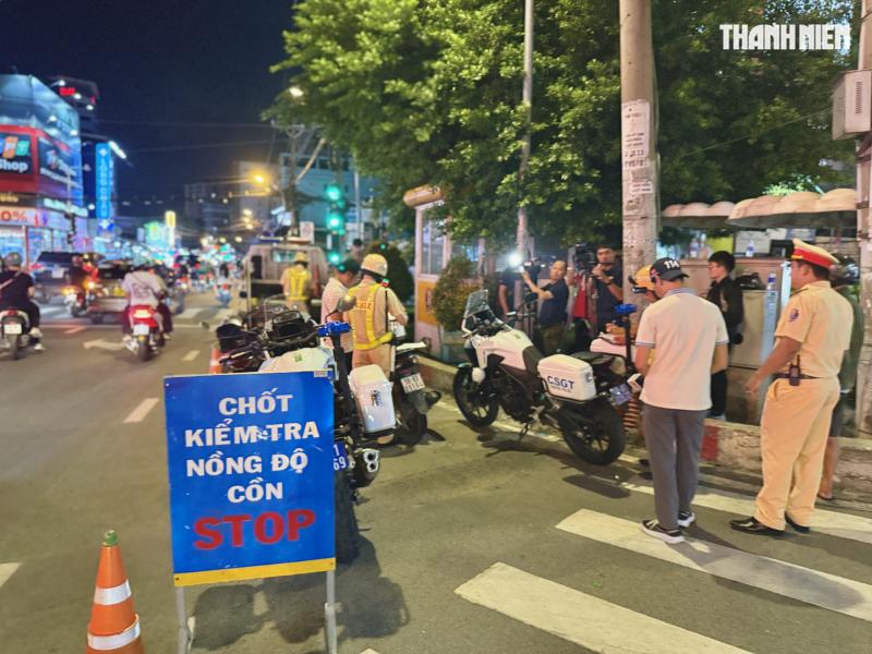 CSGT TP.HCM phạt nồng độ cồn: 'Đô 20 lon, nay uống 2 lon nghĩ chạy xe được' - Ảnh 1.
