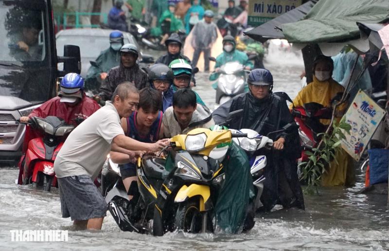 Cảnh ngập nước ở đường Linh Đông sau cơn mưa lớn gây khó khăn cho người dân - Ảnh 11. Cảnh ngập nước ở đường Linh Đông sau cơn mưa lớn gây khó khăn cho người dân - Ảnh 11.