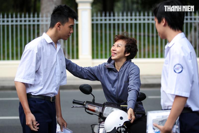 Hình ảnh cảm xúc thí sinh TP . HCM ngày đầu thi tốt nghiệp THPT 2025 - Ảnh 3. Hình ảnh cảm xúc thí sinh TP . HCM ngày đầu thi tốt nghiệp THPT 2025 - Ảnh 3.