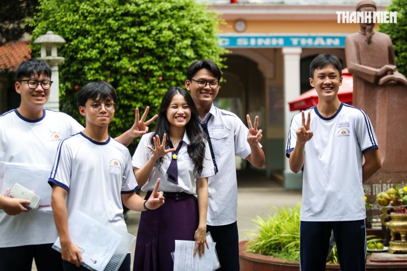 Hình ảnh cảm xúc thí sinh TP . HCM ngày đầu thi tốt nghiệp THPT 2025 - Ảnh 16. Hình ảnh cảm xúc thí sinh TP . HCM ngày đầu thi tốt nghiệp THPT 2025 - Ảnh 16.