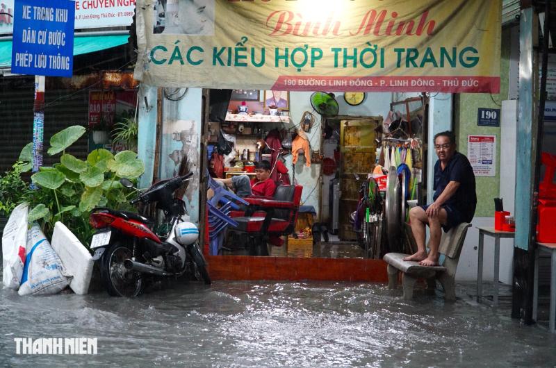 Cảnh ngập nước ở đường Linh Đông sau cơn mưa lớn gây khó khăn cho người dân - Ảnh 3. Cảnh ngập nước ở đường Linh Đông sau cơn mưa lớn gây khó khăn cho người dân - Ảnh 3.