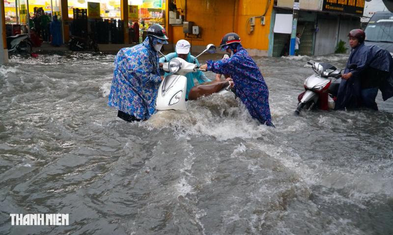 Cảnh ngập nước ở đường Linh Đông sau cơn mưa lớn gây khó khăn cho người dân - Ảnh 8. Cảnh ngập nước ở đường Linh Đông sau cơn mưa lớn gây khó khăn cho người dân - Ảnh 8.