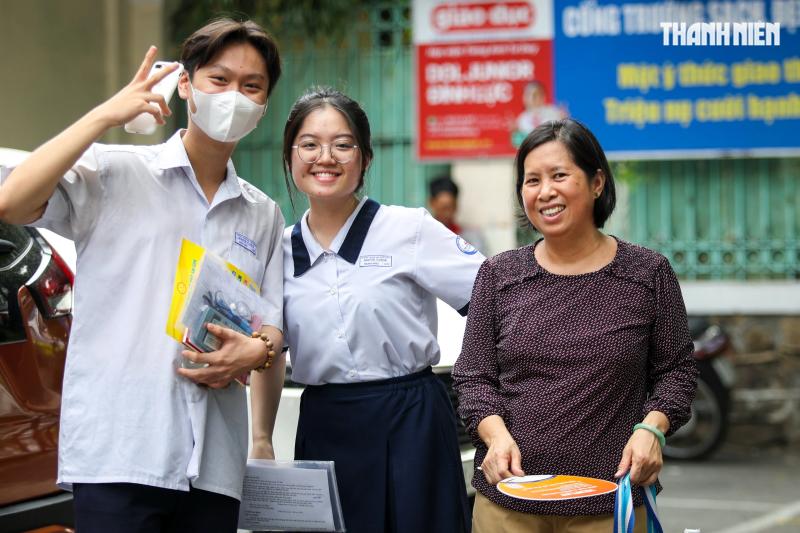 Hình ảnh cảm xúc thí sinh TP . HCM ngày đầu thi tốt nghiệp THPT 2025 - Ảnh 19. Hình ảnh cảm xúc thí sinh TP . HCM ngày đầu thi tốt nghiệp THPT 2025 - Ảnh 19.