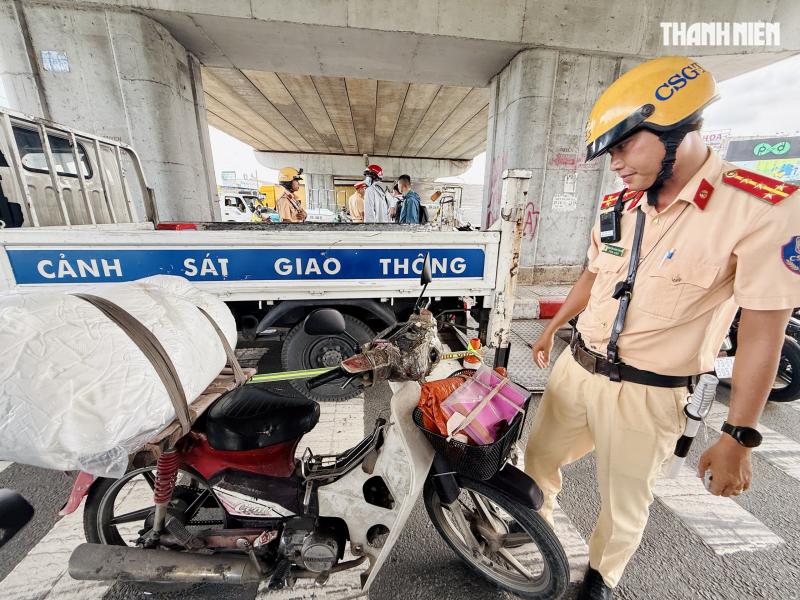 Người chở hàng cồng kềnh bị CSGT phạt: 'Biết lỗi vi phạm, nhưng...'  - Ảnh 5.