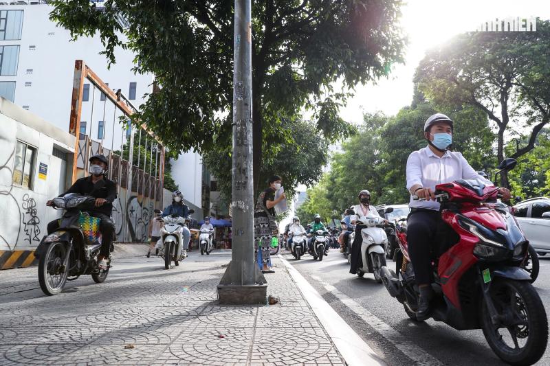 Sau 6 tháng Nghị định 168: Người dân TP.HCM vẫn leo lề, bất chấp CSGT phạt nguội? - Ảnh 1.