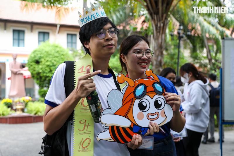 Hình ảnh cảm xúc thí sinh TP . HCM ngày đầu thi tốt nghiệp THPT 2025 - Ảnh 17. Hình ảnh cảm xúc thí sinh TP . HCM ngày đầu thi tốt nghiệp THPT 2025 - Ảnh 17.