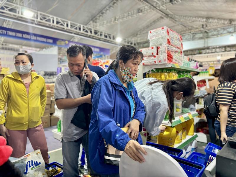 Công nhân không có thưởng tết vun vén chi tiêu, mua sắm gì Tết Ất Tỵ 2025?- Ảnh 8. Công nhân không có thưởng tết vun vén chi tiêu, mua sắm gì Tết Ất Tỵ 2025?- Ảnh 8.