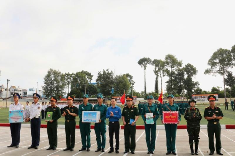  Anh Nguyễn Minh Triết thăm thanh niên, thiếu nhi tham gia diễu binh, diễu hành- Ảnh 6.