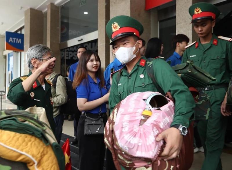 Cựu chiến binh bắt tay, chào điều lệnh từng chiến sĩ làm nhiệm vụ A80- Ảnh 5. Cựu chiến binh bắt tay, chào điều lệnh từng chiến sĩ làm nhiệm vụ A80- Ảnh 5.