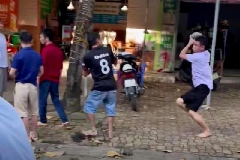 Dùng gạch đá tấn công người khác, phạm tội gì?- Ảnh 1. Dùng gạch đá tấn công người khác, phạm tội gì?- Ảnh 1.