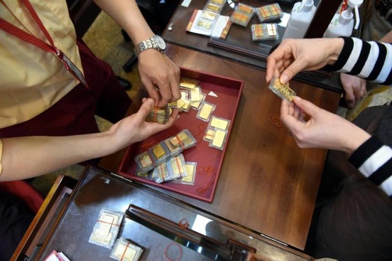 Giá vàng hôm nay 29.6.2025: Vàng miếng SJC đắt hơn thế giới gần 16 triệu đồng- Ảnh 1.