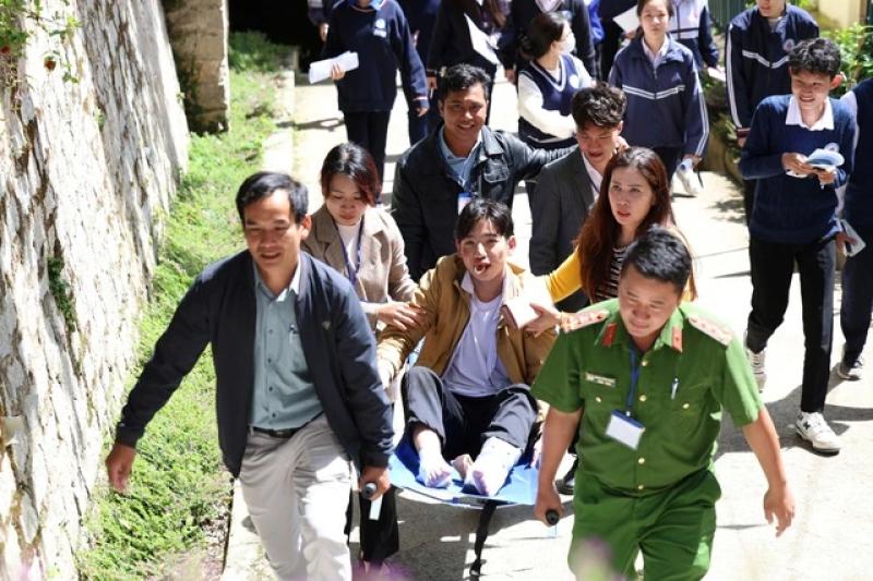 CSGT kịp thời cứu giúp thí sinh hoàn thành thi tốt nghiệp THPT 2025 sau tai nạn - Ảnh 1. CSGT kịp thời cứu giúp thí sinh hoàn thành thi tốt nghiệp THPT 2025 sau tai nạn - Ảnh 1.