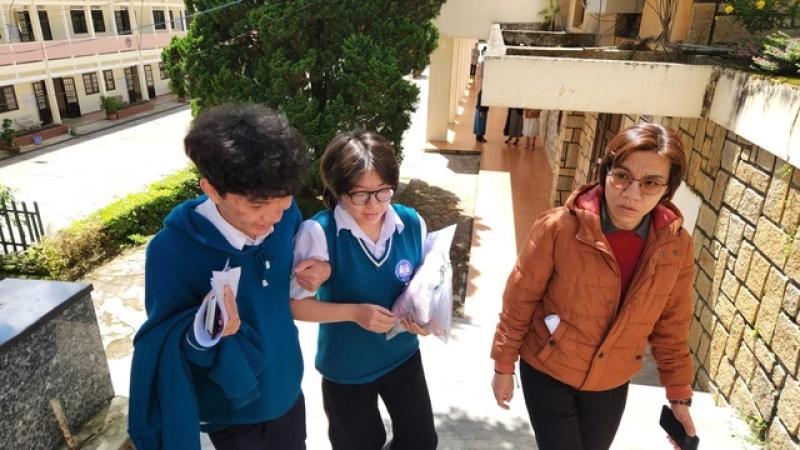 CSGT kịp thời cứu giúp thí sinh hoàn thành thi tốt nghiệp THPT 2025 sau tai nạn - Ảnh 2. CSGT kịp thời cứu giúp thí sinh hoàn thành thi tốt nghiệp THPT 2025 sau tai nạn - Ảnh 2.