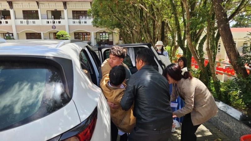 CSGT kịp thời cứu giúp thí sinh hoàn thành thi tốt nghiệp THPT 2025 sau tai nạn - Ảnh 4. CSGT kịp thời cứu giúp thí sinh hoàn thành thi tốt nghiệp THPT 2025 sau tai nạn - Ảnh 4.