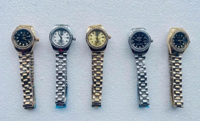 Thu giữ 450 đồng hồ giả nhãn hiệu Rolex tại Cửa khẩu quốc tế Trà Lĩnh - Ảnh 1. Thu giữ 450 đồng hồ giả nhãn hiệu Rolex tại Cửa khẩu quốc tế Trà Lĩnh - Ảnh 1.