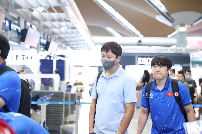 Đội tuyển Việt Nam trầm lắng về nước sau nỗi buồn thất bại, HLV Kim Sang-sik vỗ về học trò- Ảnh 2.