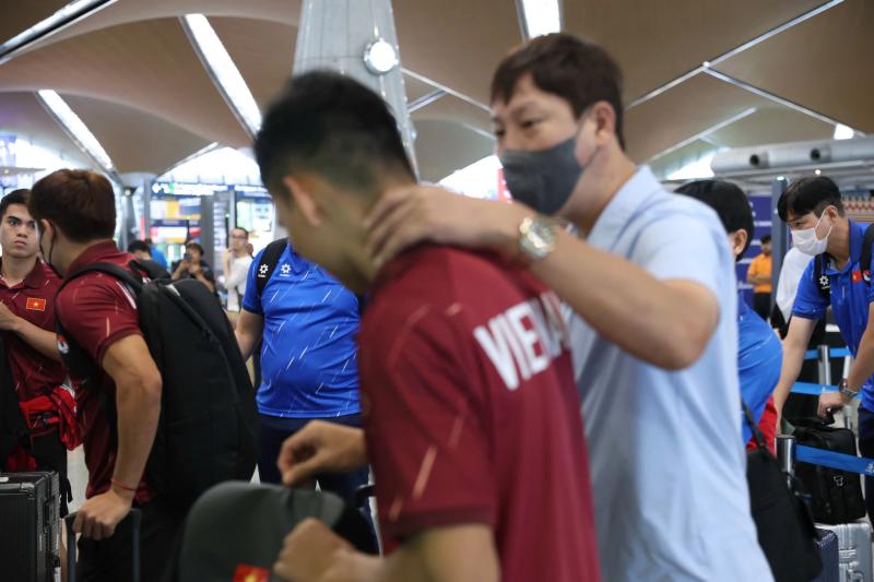 Đội tuyển Việt Nam trầm lắng về nước sau nỗi buồn thất bại, HLV Kim Sang-sik vỗ về học trò- Ảnh 10.