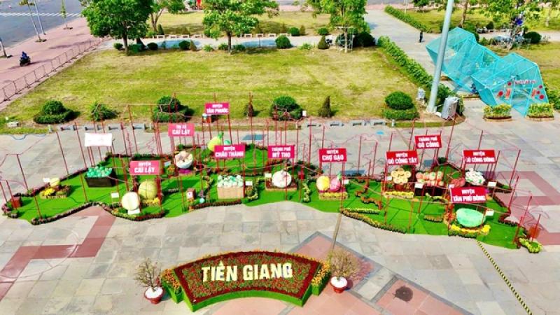 Đại cảnh Xuân phú quý - Xuân phát tài như một bản đồ thu nhỏ của Tiền Giang, với những đặc sản nổi tiếng. Qua đó, người dân và du khách không chỉ được chiêm ngưỡng vẻ đẹp của quê hương mà còn cảm nhận được sự giàu có, trù phú của vùng đất này cùng các đặc sản nổi tiếng của tỉnh như: Hủ tiếu Mỹ Tho, mắm tôm chà Gò Công, xoài cát Hòa Lộc, sầu riêng…