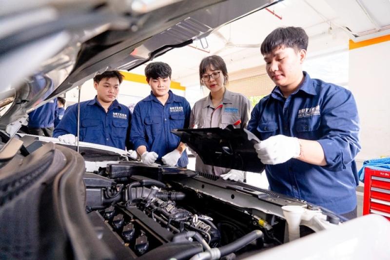 Học Công nghệ kỹ thuật ô tô kiểu Gen Z: Lăn bánh vào nghề từ năm nhất- Ảnh 1. Học Công nghệ kỹ thuật ô tô kiểu Gen Z: Lăn bánh vào nghề từ năm nhất- Ảnh 1.