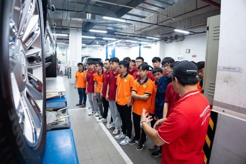 Học Công nghệ kỹ thuật ô tô kiểu Gen Z: Lăn bánh vào nghề từ năm nhất- Ảnh 2. Học Công nghệ kỹ thuật ô tô kiểu Gen Z: Lăn bánh vào nghề từ năm nhất- Ảnh 2.