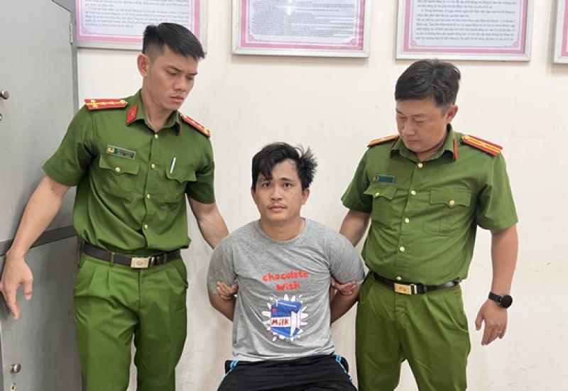Bắt giam kẻ đánh mẹ, đâm thủng ngực tổ phó tổ bảo vệ ANTT ở Cà Mau - Ảnh 1.