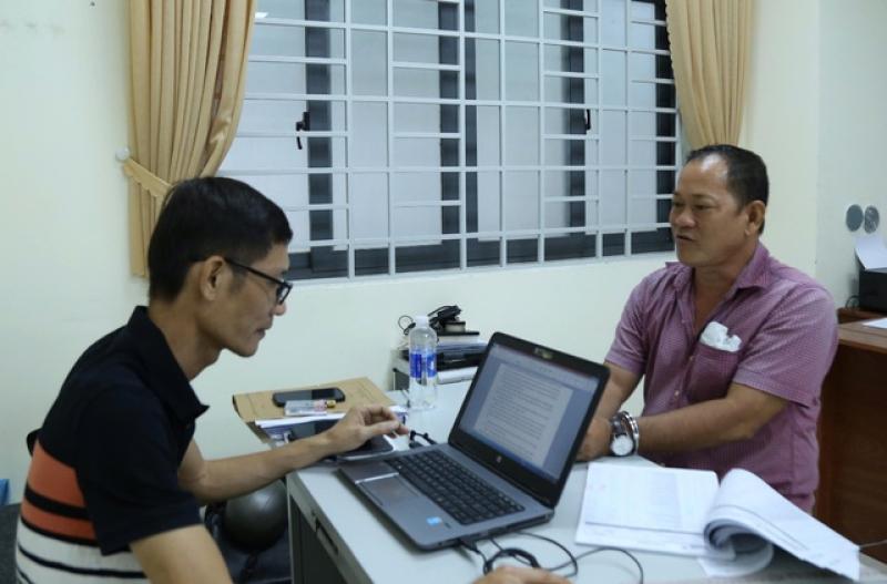 Đồng Nai: Công an cầm súng, rượt đuổi bắt nhóm người hút cát lậu - Ảnh 3.