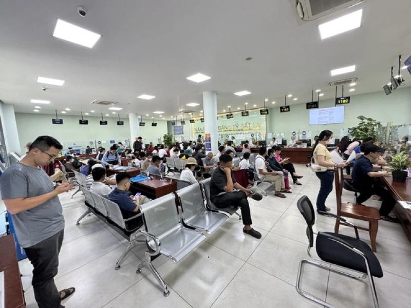 Người dân đổ xô đi làm hồ sơ nhà đất trước ngày vận hành chính quyền 2 cấp- Ảnh 1. Người dân đổ xô đi làm hồ sơ nhà đất trước ngày vận hành chính quyền 2 cấp- Ảnh 1.