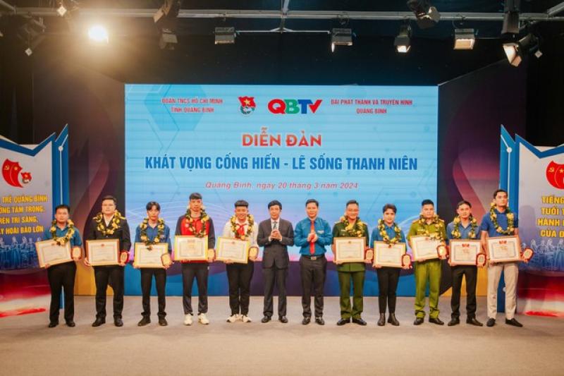 10 cá nhân nhận giải thưởng 'Gương mặt trẻ Quảng Bình tiêu biểu'- Ảnh 1. 10 cá nhân nhận giải thưởng 'Gương mặt trẻ Quảng Bình tiêu biểu'- Ảnh 1.