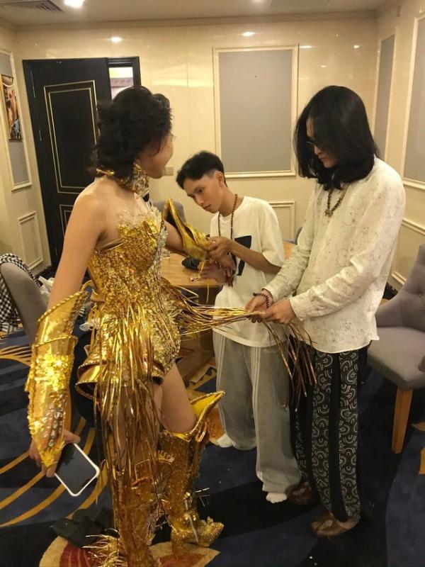 Từ phụ bán cơm đến nhà thiết kế chiến thắng Miss Cosmo Vietnam 2025 - Ảnh 3.