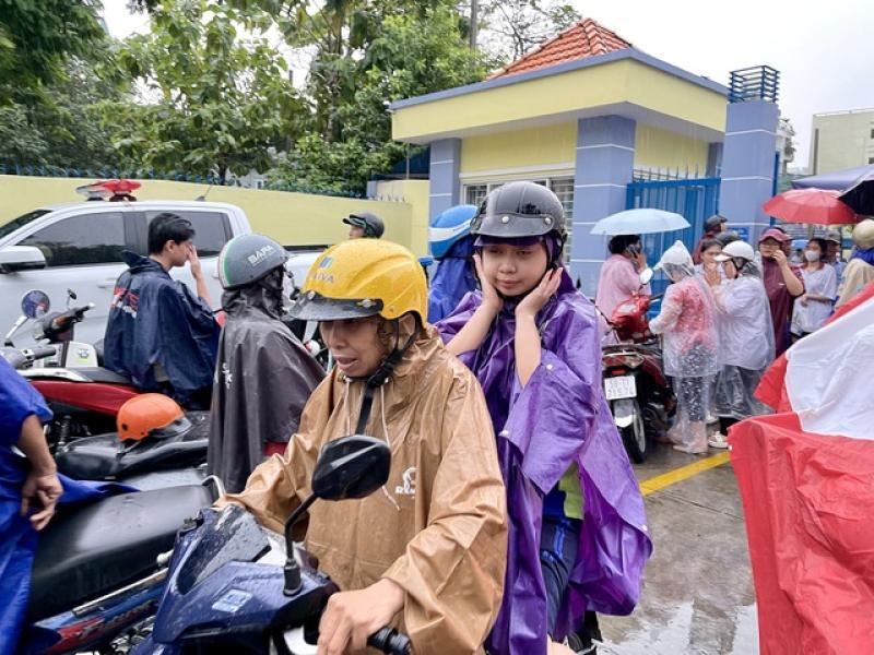 Thi tốt nghiệp THPT 2025: Thí sinh đội mưa về buồn rượi vì đề toán khó - Ảnh 6.