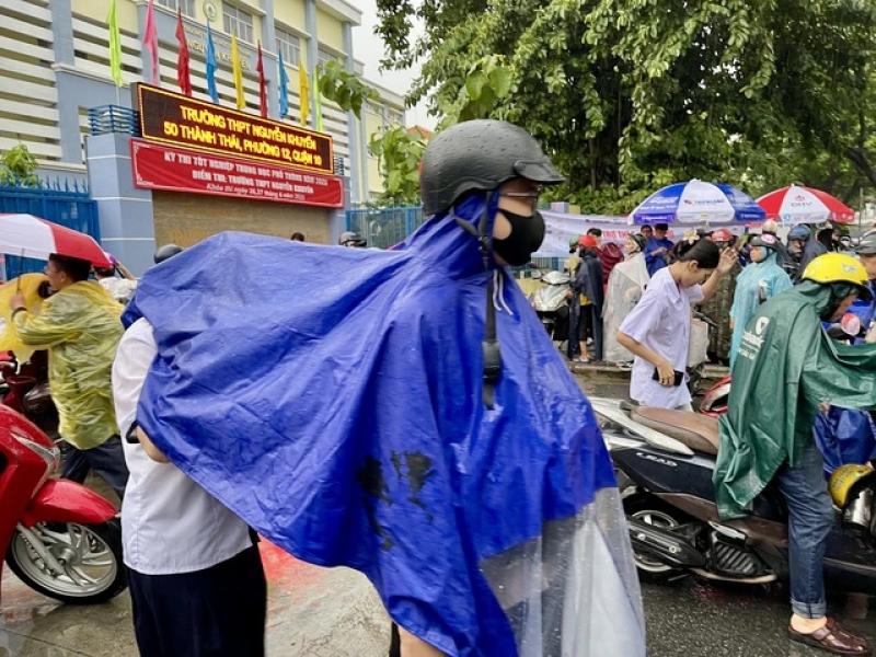 Thi tốt nghiệp THPT 2025: Thí sinh đội mưa về buồn rượi vì đề toán khó - Ảnh 4.