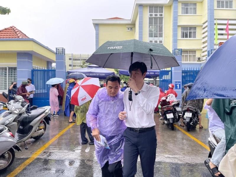 Thi tốt nghiệp THPT 2025: Thí sinh đội mưa về buồn rượi vì đề toán khó - Ảnh 5.